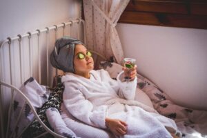 Vrouw die ontspant om te herstellen van stress.